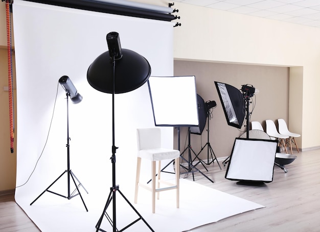 Zdjęcie profesjonalne studio fotograficzne ze sprzętem oświetleniowym