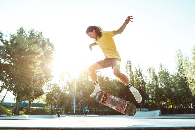 Profesjonalni deskorolkarze bawią się w skateparku