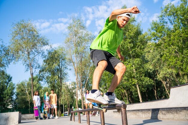 Zdjęcie profesjonalni deskorolkarze bawią się w skateparku