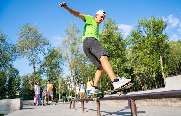 Profesjonalni deskorolkarze bawią się w skateparku