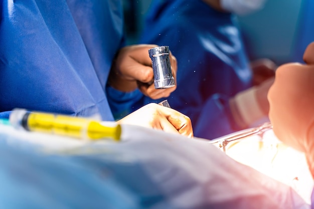 Profesjonalni Lekarze W Mundurach Medycznych Wykonujący Operację Proces Operacji Przez Neurochirurgów Zbliżenie