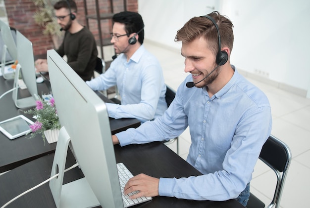 Profesjonalni operatorzy call center komunikują się z klientami koncepcja biznesowa