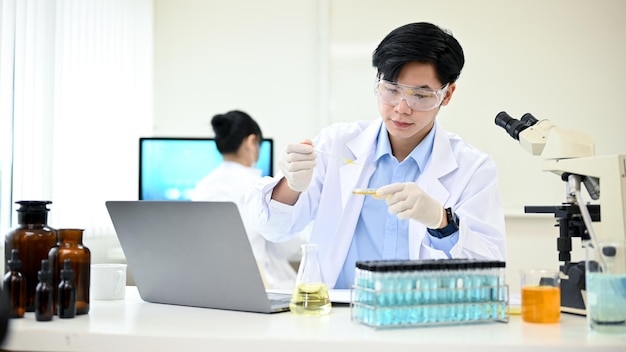 Profesjonalny azjatycki naukowiec płci męskiej lub chemik w biurze laboratoryjnym