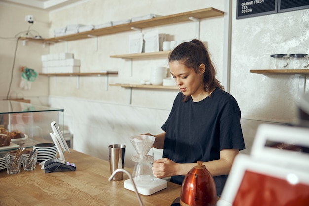 Profesjonalny Barista Przygotowujący Kawę Za Pomocą Chemexu Zalać Ekspresem I Czajnikiem Kroplowym.