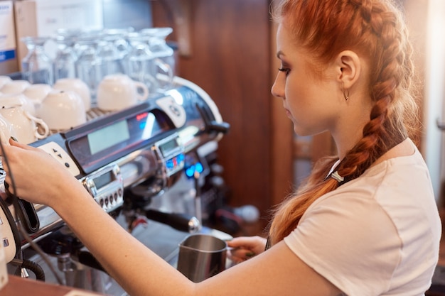 Profesjonalny barista przygotowujący kawę