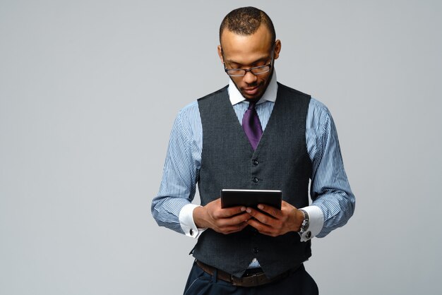 Profesjonalny biznes afro-amerykański człowiek trzyma tablet pc.