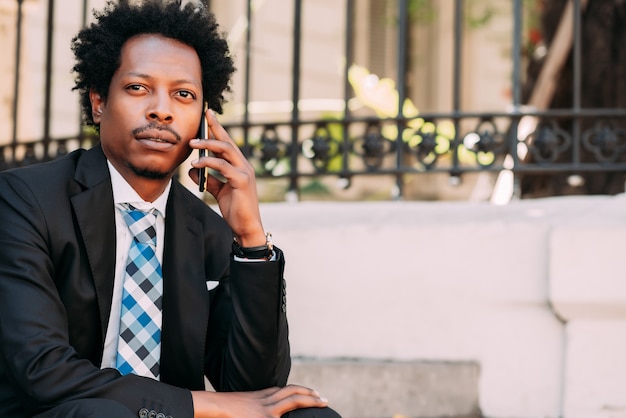 Profesjonalny Biznesmen Rozmawia Przez Telefon Siedząc Na Schodach Na Zewnątrz