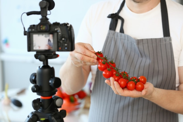 Profesjonalny bloger nagrywający małe pomidory cherry