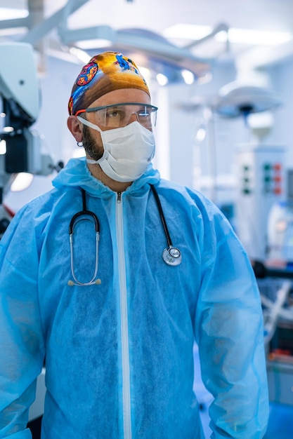 Profesjonalny chirurg w masce i mundurze Specjalista operacyjny gotowy do pracy