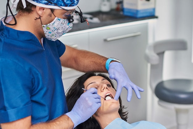 Profesjonalny dentysta przeprowadza badanie pacjenta.