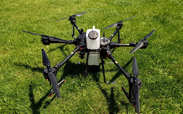 Profesjonalny dron rolniczy na zielonym polu