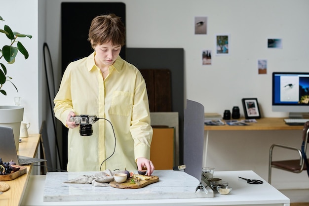 Profesjonalny fotograf robienie zdjęć martwej natury