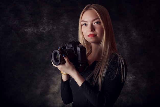 Profesjonalny Fotograf W Ciemnym Studio