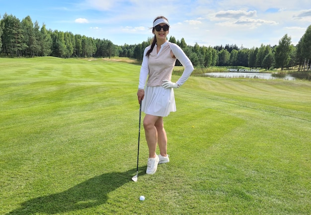 Profesjonalny golfista trzyma klub golfowy na kursie