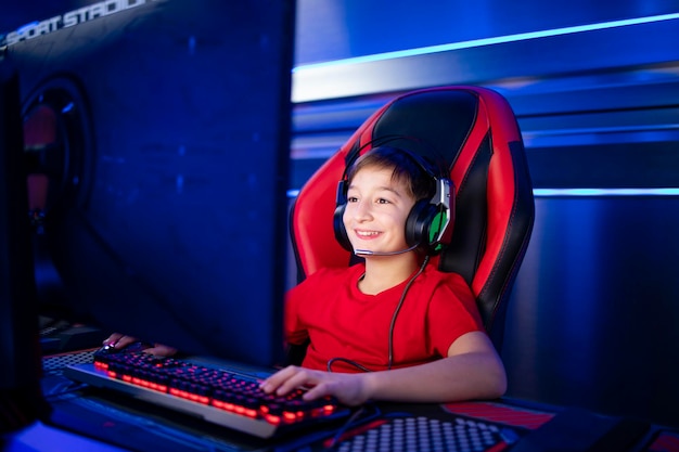 Profesjonalny gracz z zestawem słuchawkowym, grający lub przesyłający strumieniowo gry wideo online na komputerze