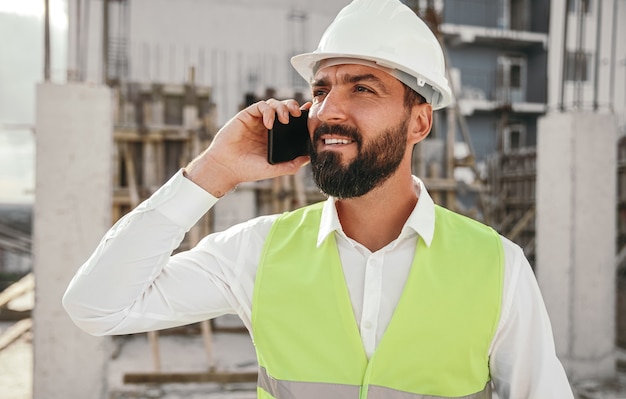 Profesjonalny Inżynier Mężczyzna Omawiający Projekt Przez Telefon