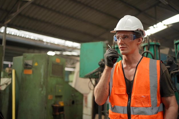 Profesjonalny Inżynier ślusarz Obsługujący Centrum Frezarskie Cnc W Warsztacie Produkcyjnym