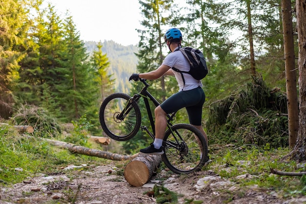 Profesjonalny kolarz górski jadący szlakiem w lesie Przygoda sportowa na świeżym powietrzu