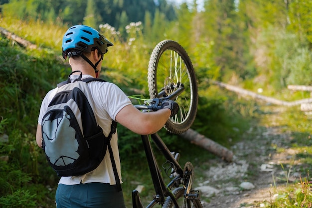 Profesjonalny kolarz górski na szlaku w lesie Extreme adventure sport outdoor