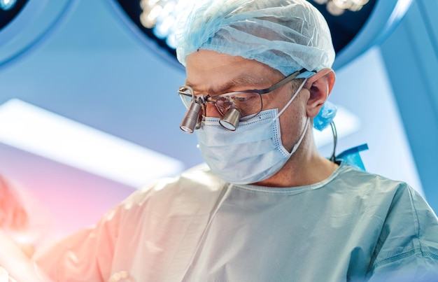 Zdjęcie profesjonalny lekarz w sterylnym mundurze przystojny chirurg pracuje portret