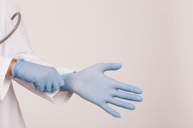 Zdjęcie profesjonalny lekarz z rękawiczkami