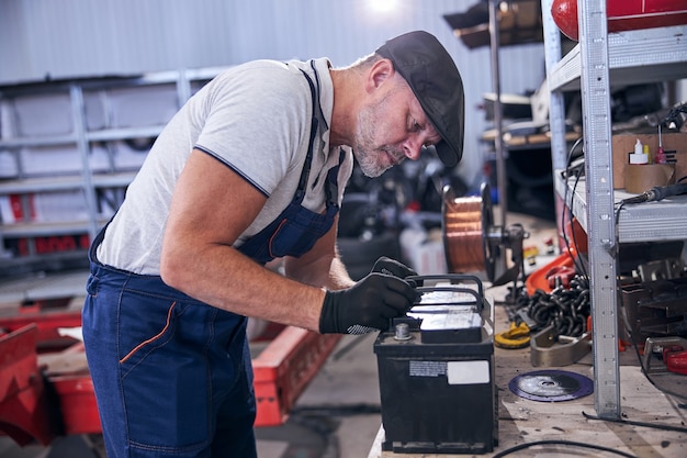 Profesjonalny mechanik samochodowy pracujący w stacji naprawy samochodów