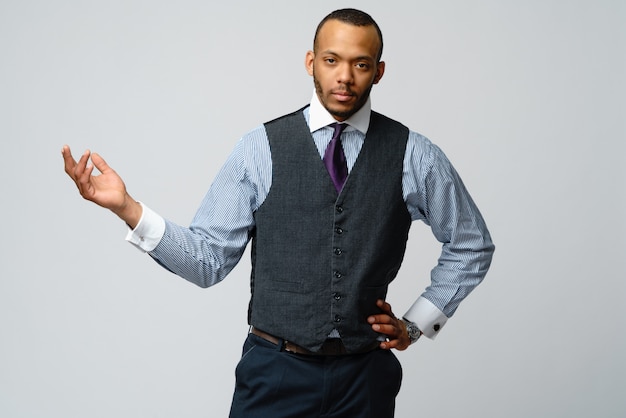 Profesjonalny mężczyzna Afroamerykanów biznesowych i prezentacji wskazuje ręką