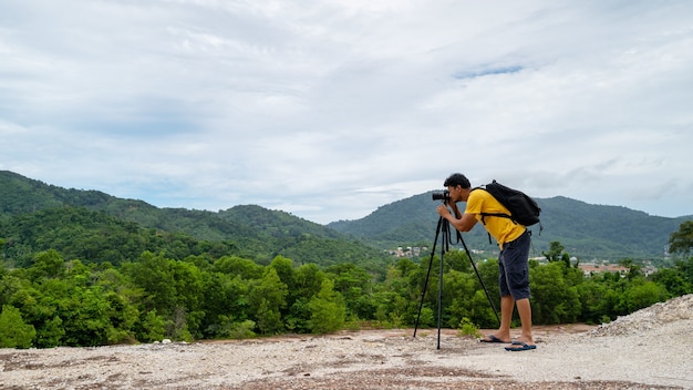 Profesjonalny mężczyzna Fotografia na wysokich górach zrobić zdjęcie Krajobraz charakter widoku w Phuket Tajlandii.