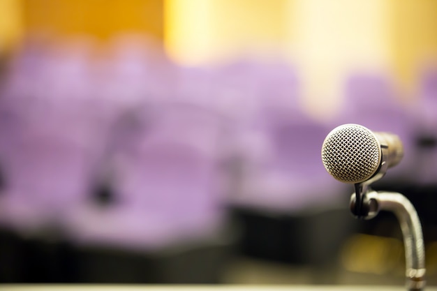 Profesjonalny mikrofon do spotkań na podium.