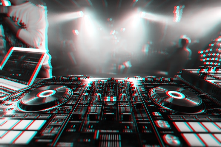 Zdjęcie profesjonalny mikser dj na imprezie na koncercie muzyki elektronicznej.