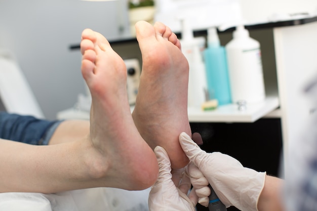 Zdjęcie profesjonalny mistrz pedicure wykonujący pedicure w salonie