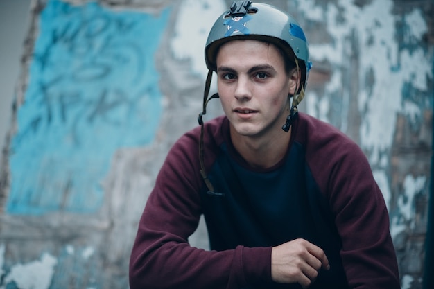 Profesjonalny Młody Rowerzysta Sportowca Z Rowerem Bmx W Skateparku