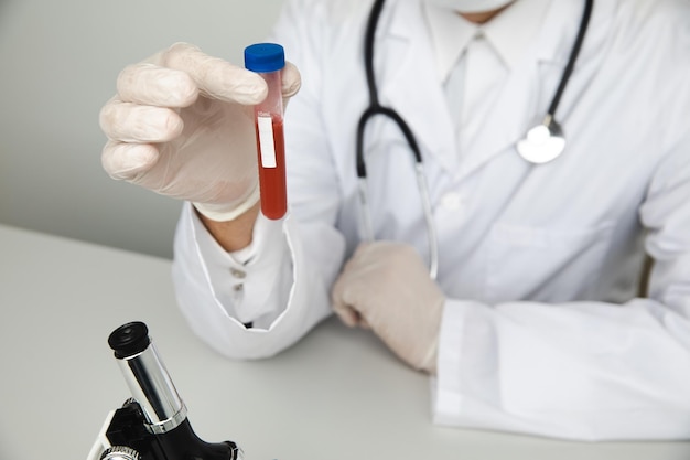 Profesjonalny naukowiec analizuje probówkę do badania krwi