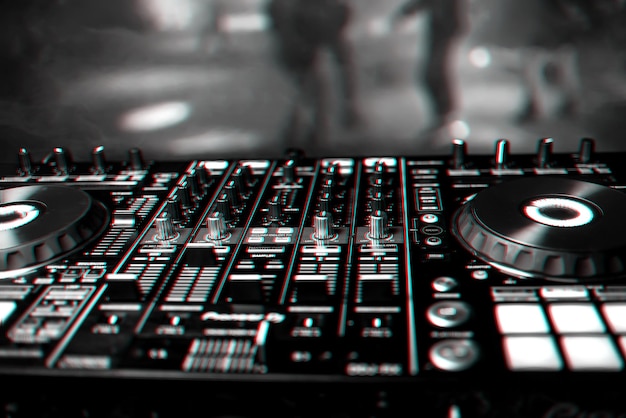 Profesjonalny panel konsoli DJ do miksowania muzyki w klubie nocnym na imprezie
