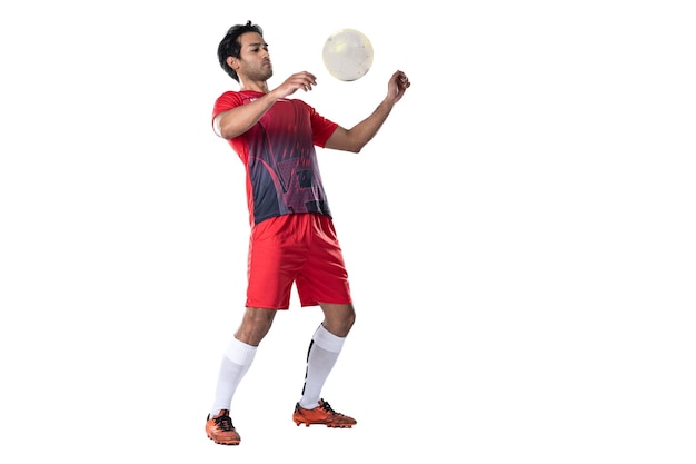 Profesjonalny piłkarz w czerwonym mundurze szkoleniowym pozie na białym tle koncepcja piłki nożnej Active