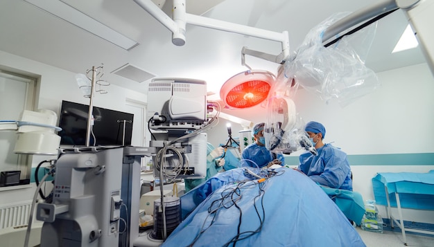 Profesjonalny proces operacyjny w nowoczesnym szpitalu Specjaliści chirurgii ciężko pracują