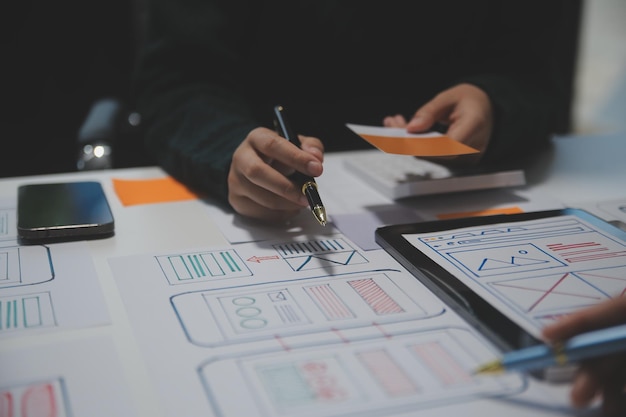 Profesjonalny projektant wnętrz w miejscu pracy w biurze