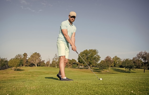 Profesjonalny sportowy męski golfista na profesjonalnym polu golfowym