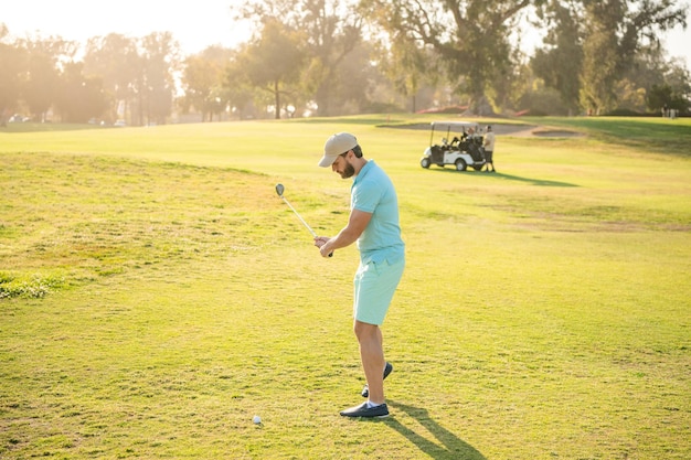 Profesjonalny sportowy męski golfista na profesjonalnym polu golfowym