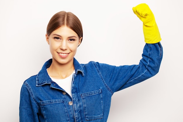 Profesjonalny środek czyszczący w kombinezonach i żółtych rękawiczkach