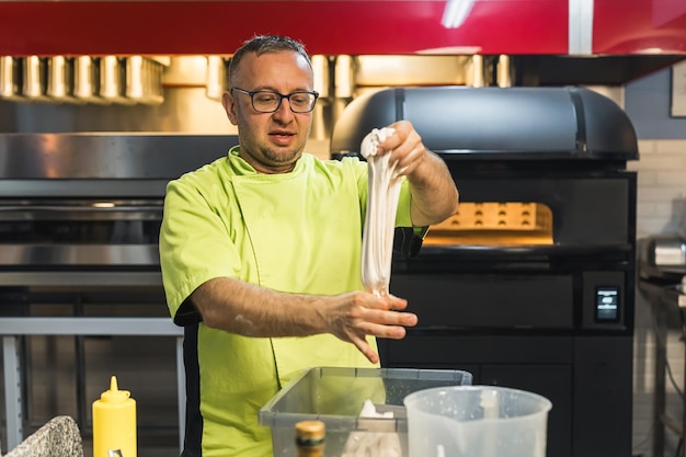 Zdjęcie profesjonalny szef kuchni gotujący ciasto pracujący w restauracji