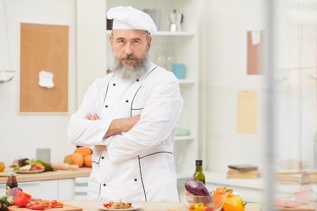 Profesjonalny szef kuchni z ufnością