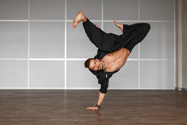 Profesjonalny tancerz taniec mężczyzna na podłodze Mężczyzna stojący na dłoni