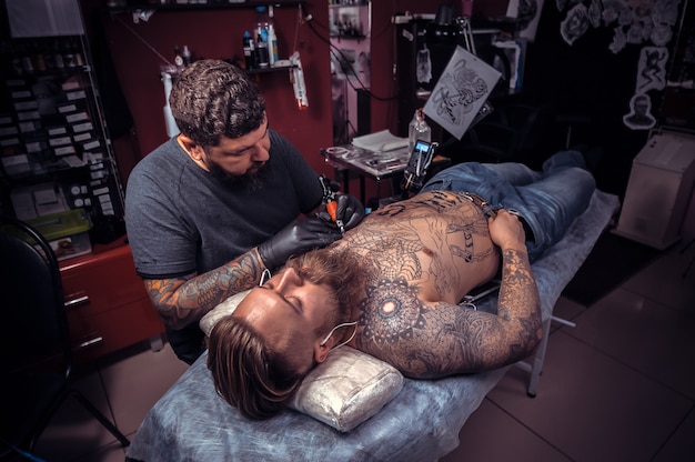 Profesjonalny tatuator formułuje tatuaż.
