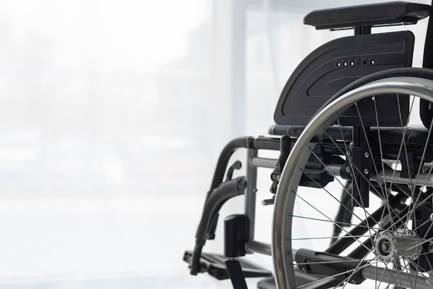 Profesjonalny wózek inwalidzki w biurze