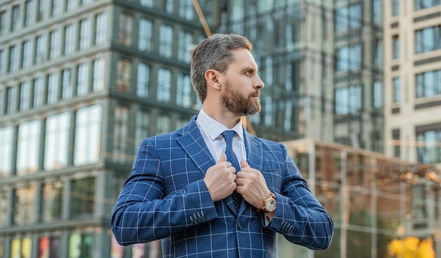 profesjonalny wykonawca biznesu noszący kurtkę na ulicy zdjęcie profesjonalnego biznesu