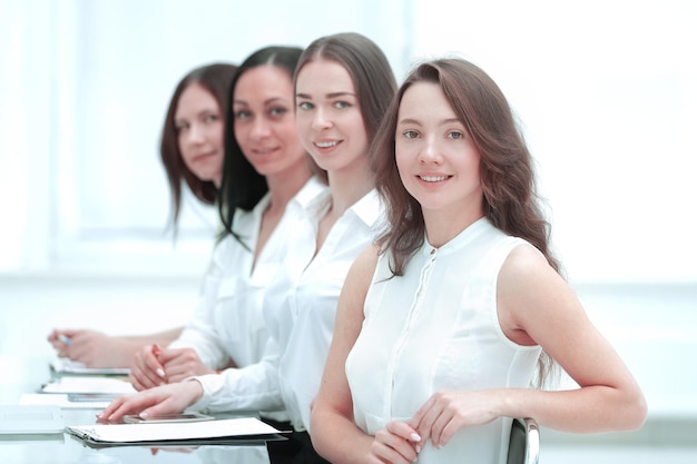 Profesjonalny zespół biznesowy siedzący przy pracy Deskphoto z miejscem na kopię