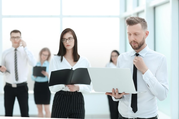 Profesjonalny zespół biznesowy stojący w lobby biurowym