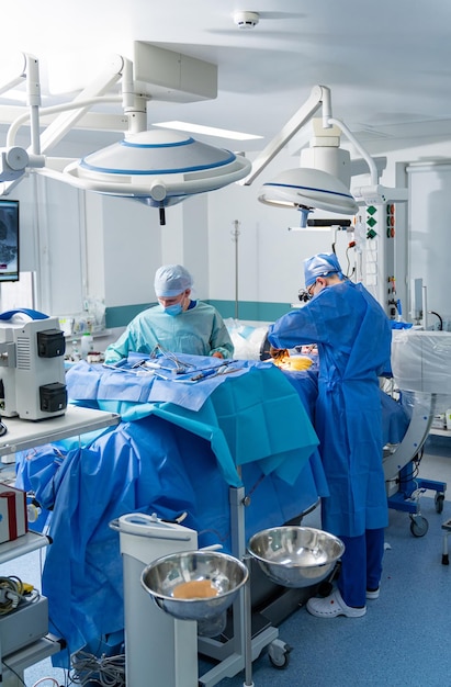 Profesjonalny Zespół Chirurgów W Mundurze Zespół Lekarzy Medycyny Ratunkowej Pracujący W Szpitalnym Oddziale Ratunkowym
