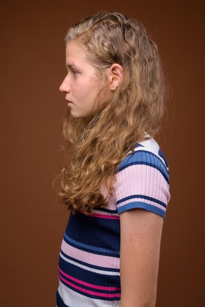 Profil widoku portret młodej pięknej blondynki nastolatki